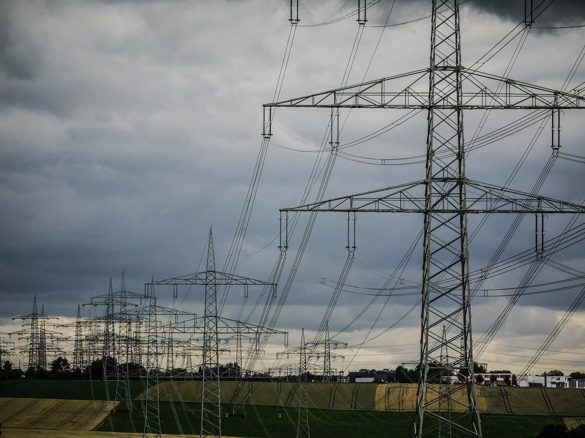 Illustration of electrical power transmission towers (Source: MonikaP/Pixabay)