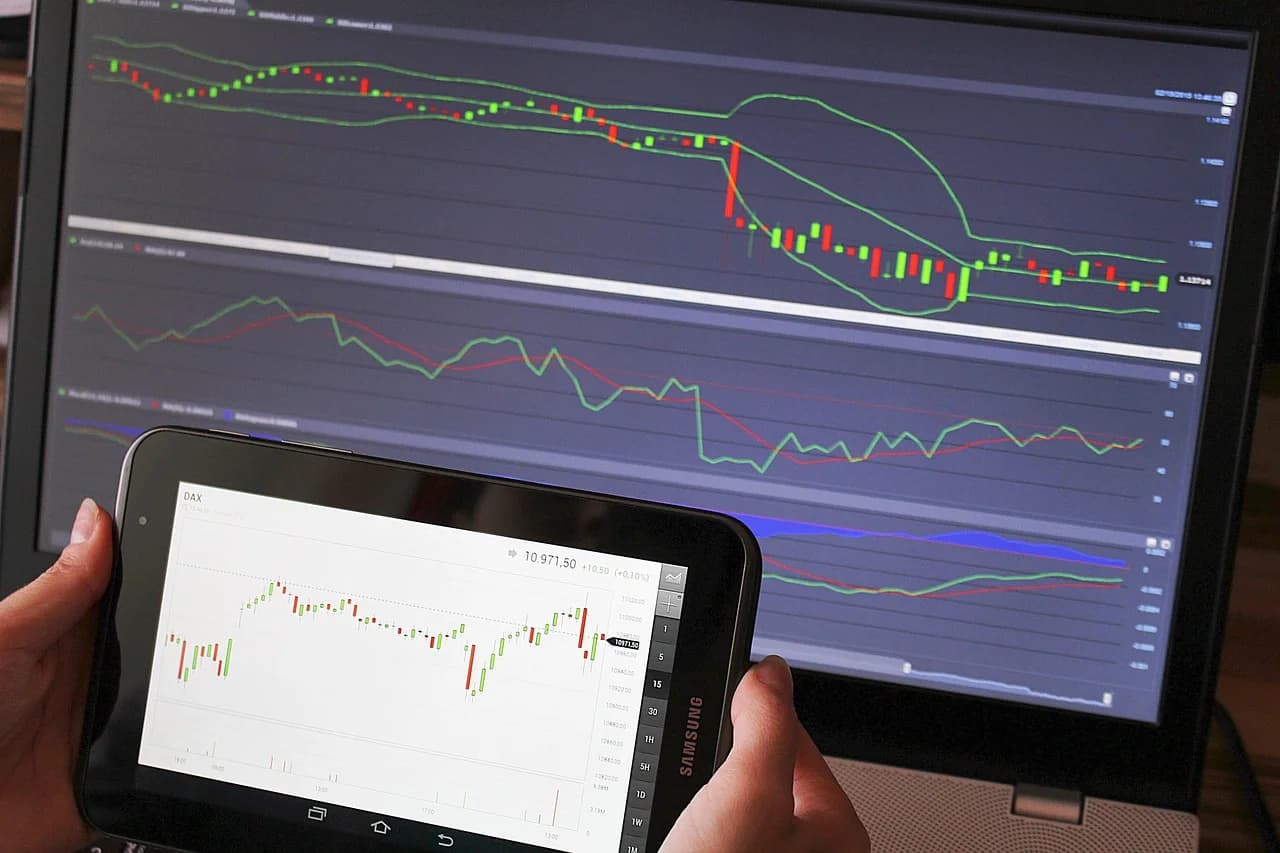 Stock trading charts illustration (Source: PIX1861/Pixabay)